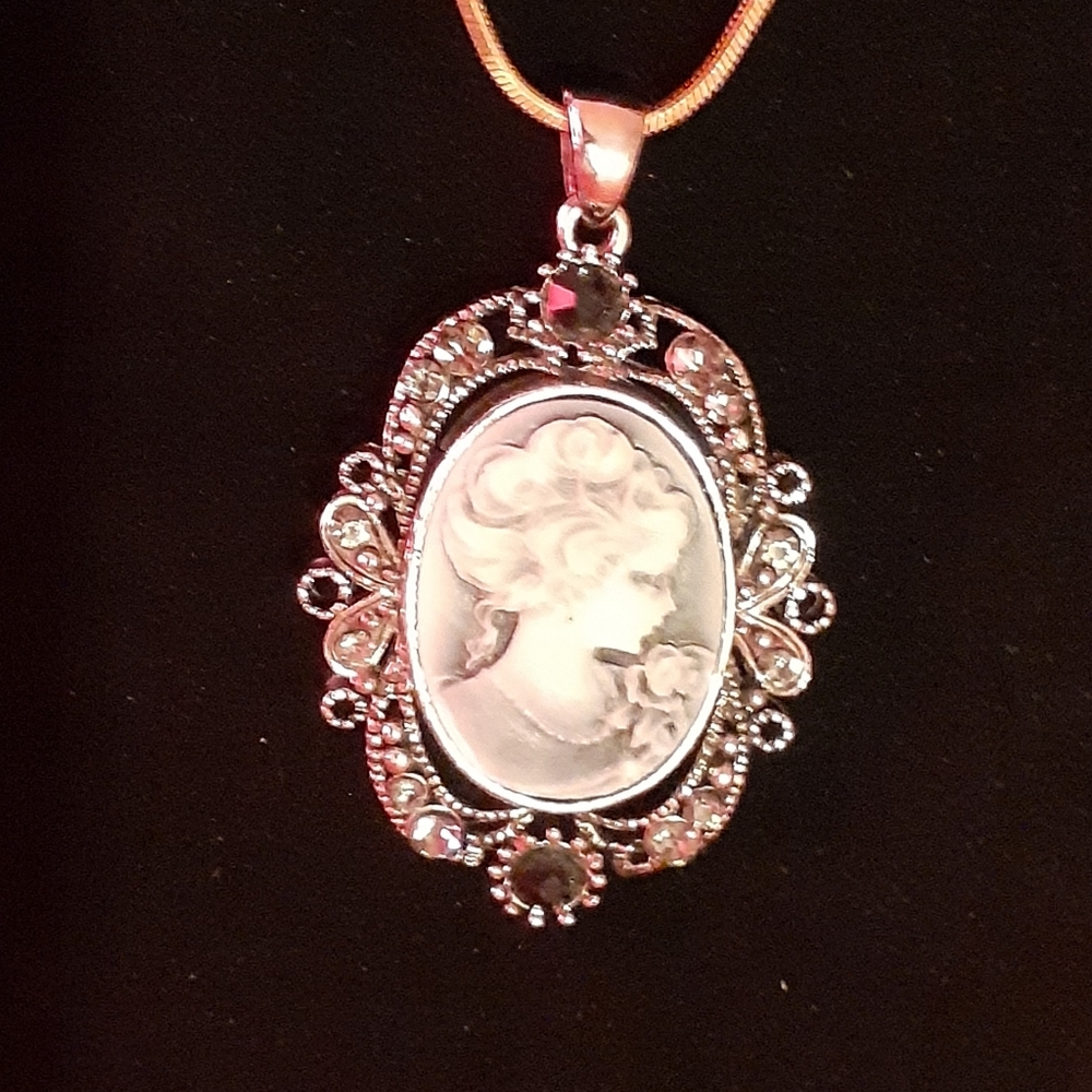 Cameo pendant
